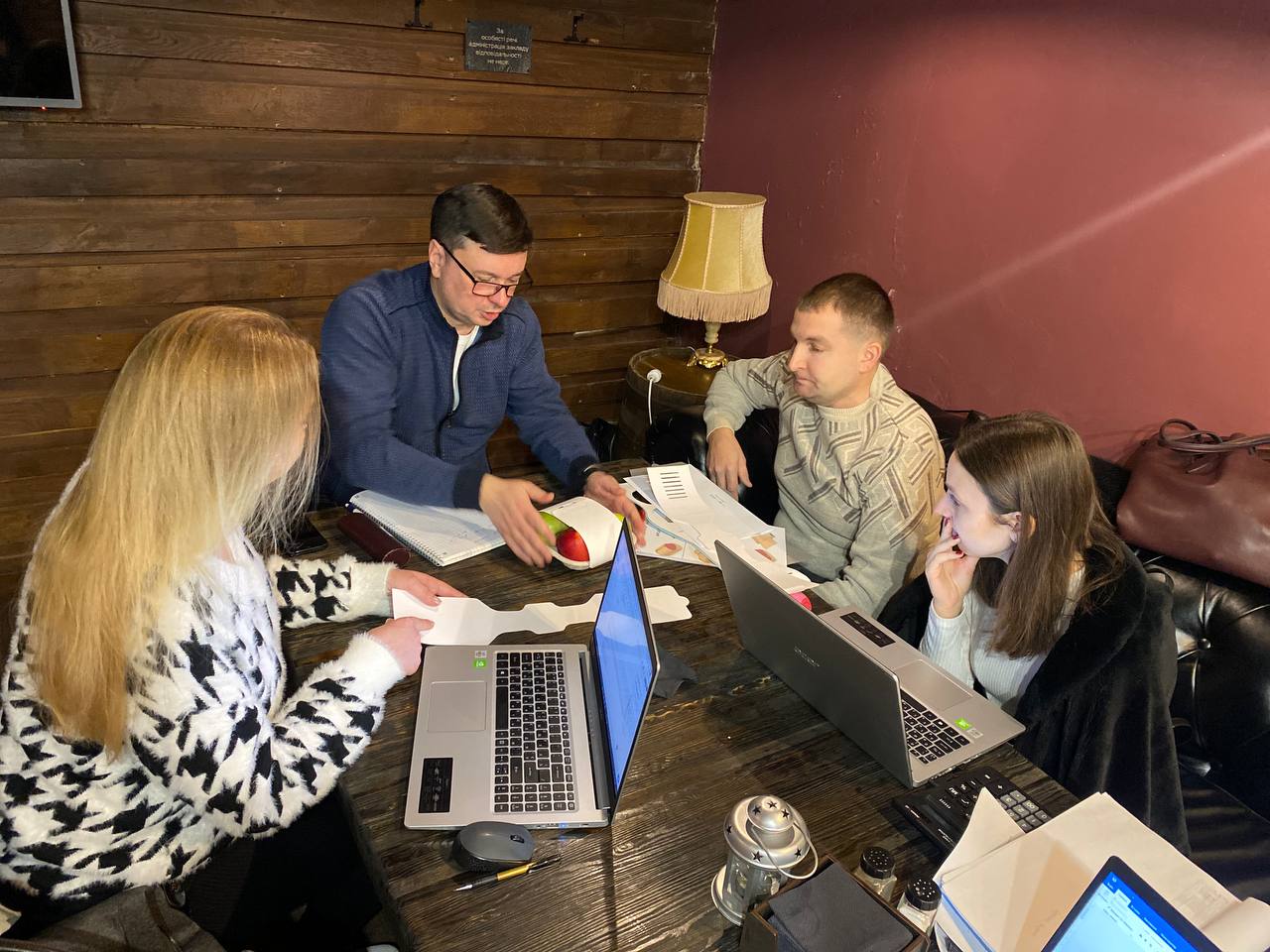 Команда «СЕМ ЕКОПАК» під час планування Команда «СЕМ ЕКОПАК» під час планування